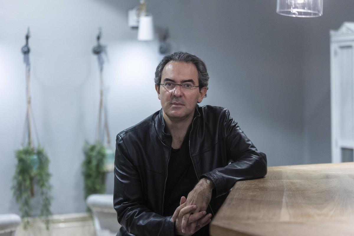 El escritor colombiano Juan Gabriel Vásquez, autor de "Los nombres de Feliza", este lunes en València.