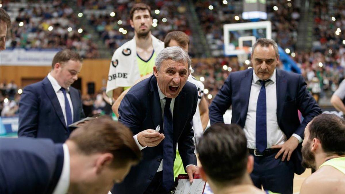 Pesic dando instrucciones a sus pupilos en Badalona