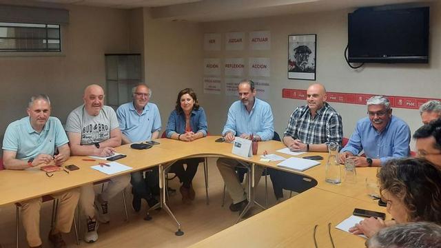 Por la izquierda, los miembros de la ejecutiva socialista y del comité de campaña Antonio del Corro, Juan Miguel Melcón, Lorenzo Pañeda, Carmen Eva Pérez, Constantino Vaquero, Monchu García y el candidato Luis Manuel Flórez, «Floro», durante la reunión de ayer en la Casa del Pueblo.