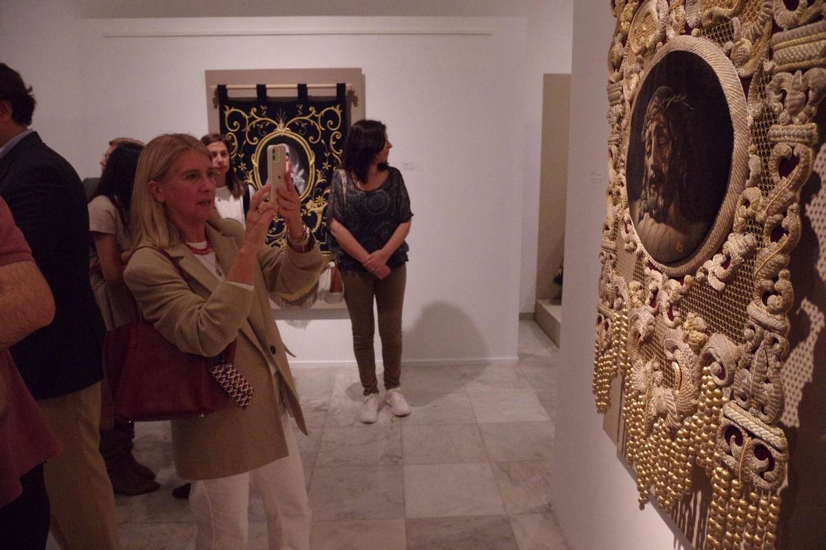 La Agrupación de Cofradías muestra el legado de los bordados de las Hermanas Trinitarias en Málaga
