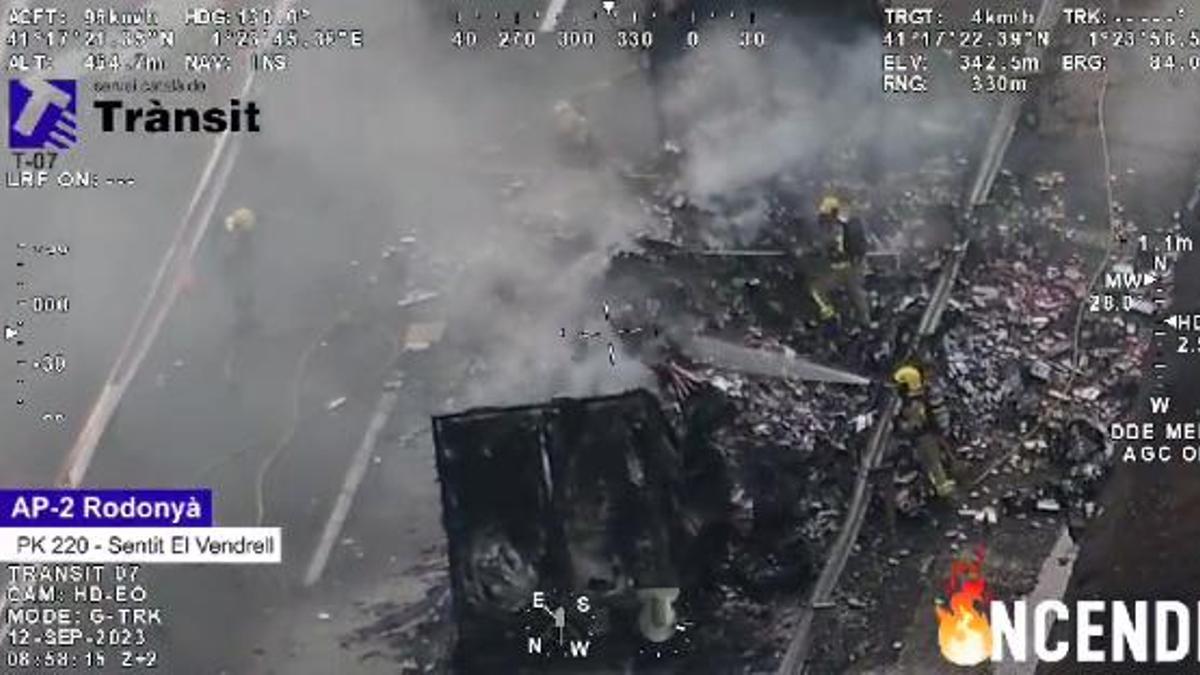 El incendio de un camión corta la circulación de dos carriles en la AP-2 a la altura de Rodonyà