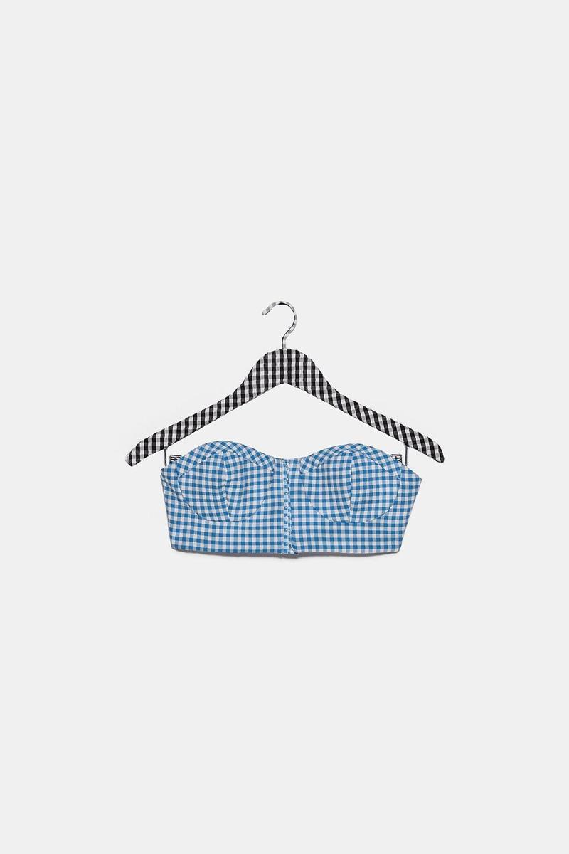 Top cropped vichy en azul y blanco de Zara. (Precio: 15, 95 euros)