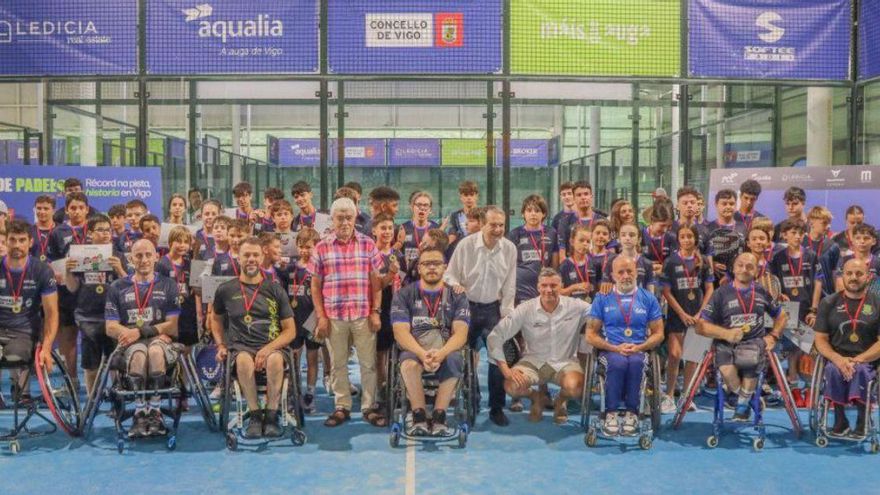 El alcalde y el concejal de
deportes, ayer, junto a los
participantes en el torneo.