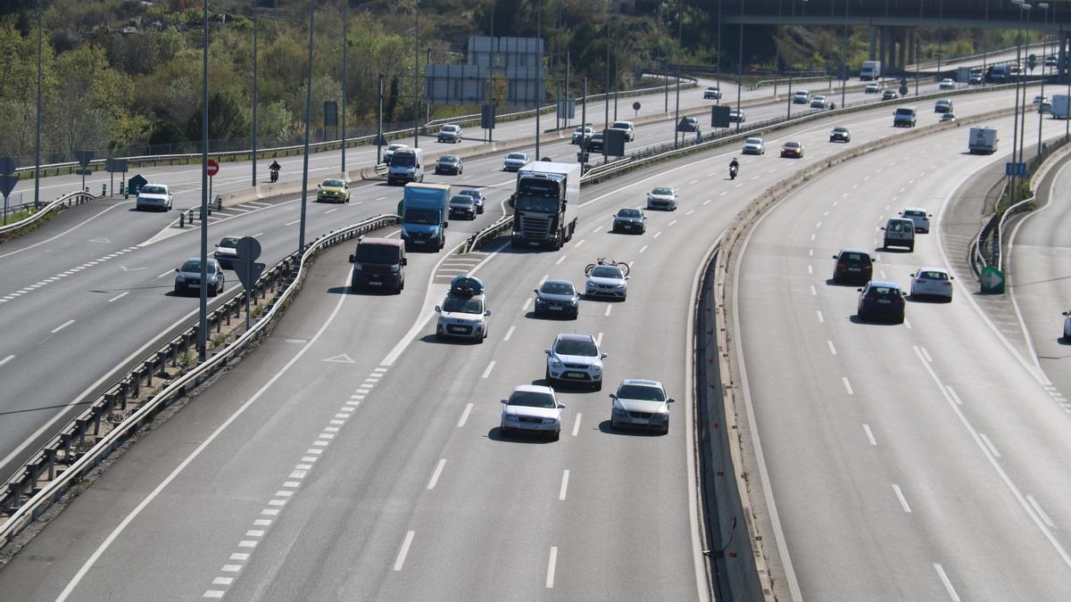 Vehicles circulant per l’AP-7 a l’alçada de Cerdanyola del Vallès a quarts de sis de la tarda
