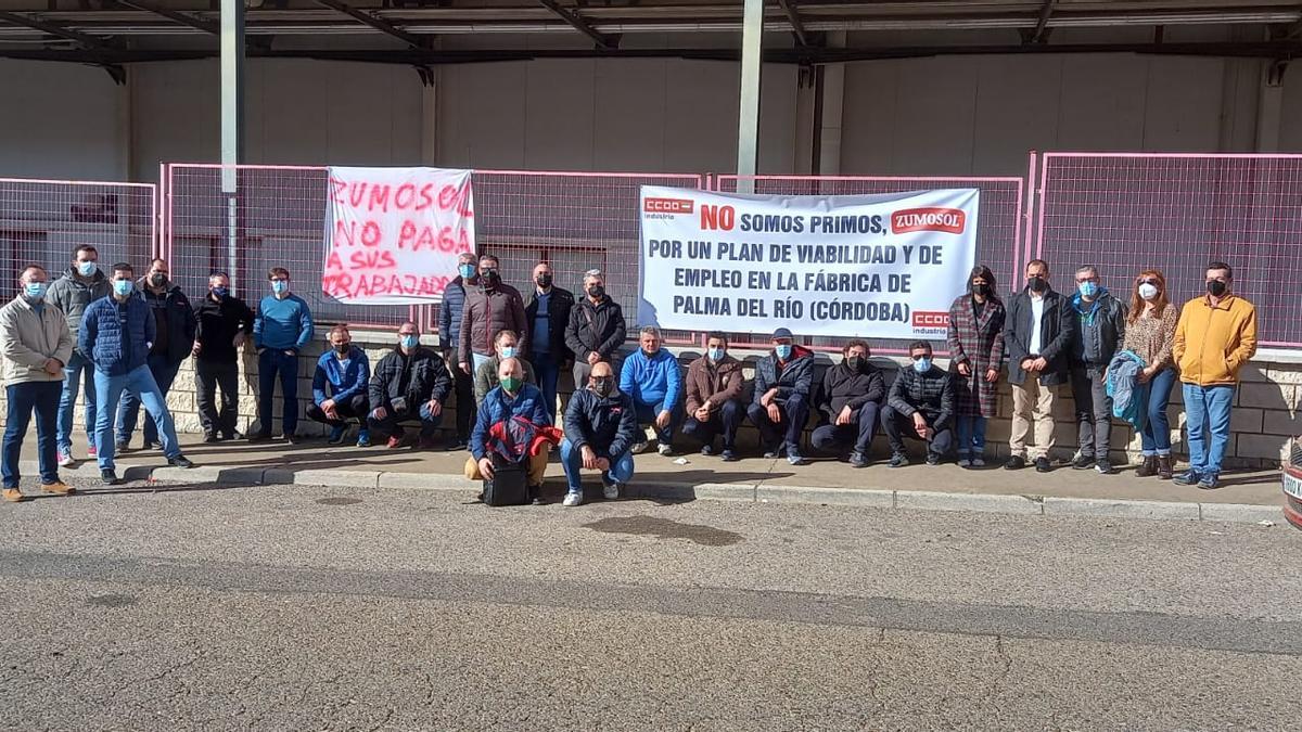 Concentración de los trabajadores de Zumos Palma.