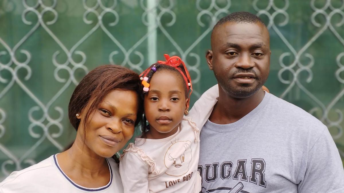 La pequeña Yinka, con sus padres antes de emprender viaje de regreso a Benín.