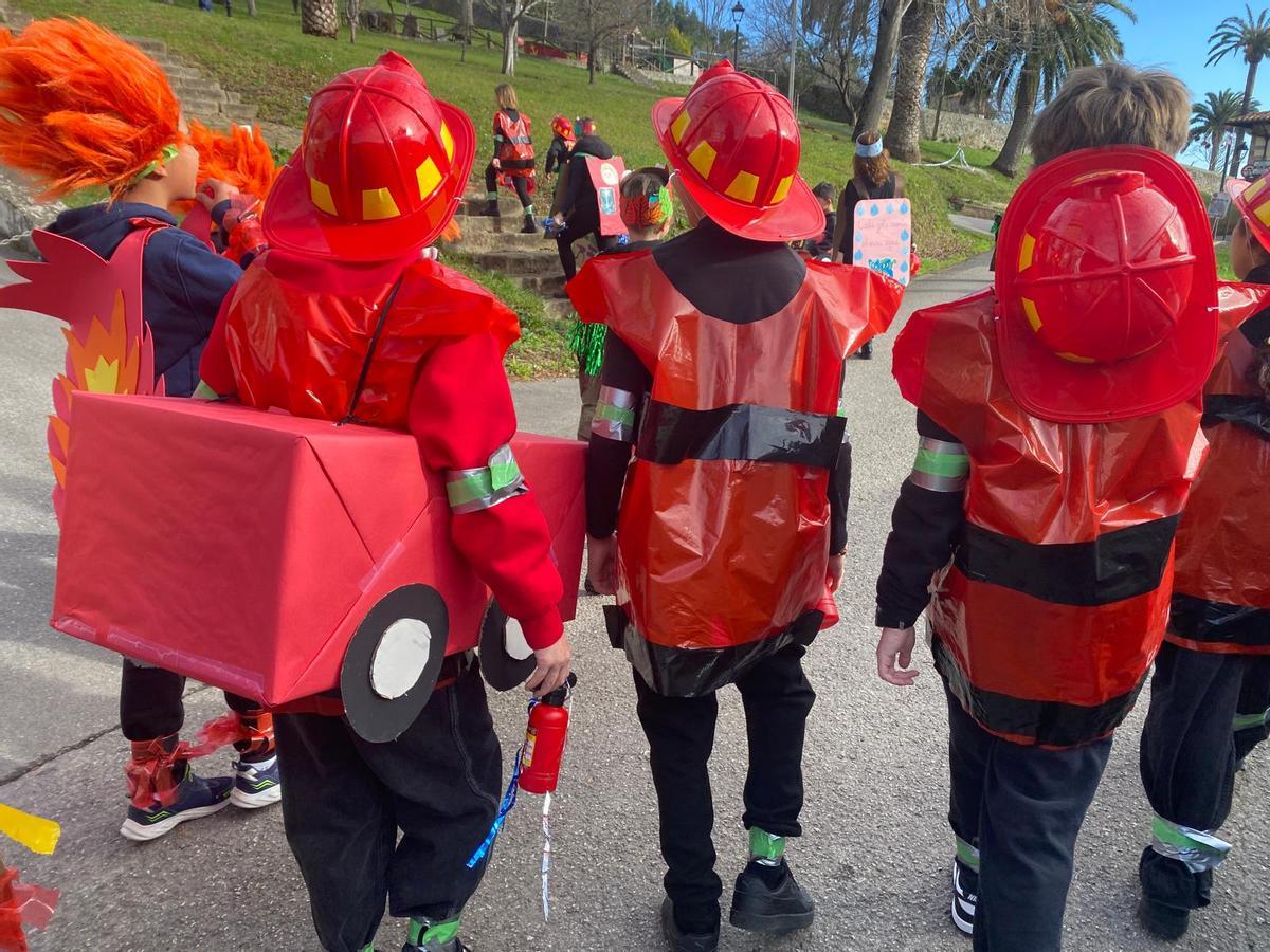 Antroxu intergeneracional en Llastres, con el alumnado y el profesorado del colegio Matemático Pedrayes