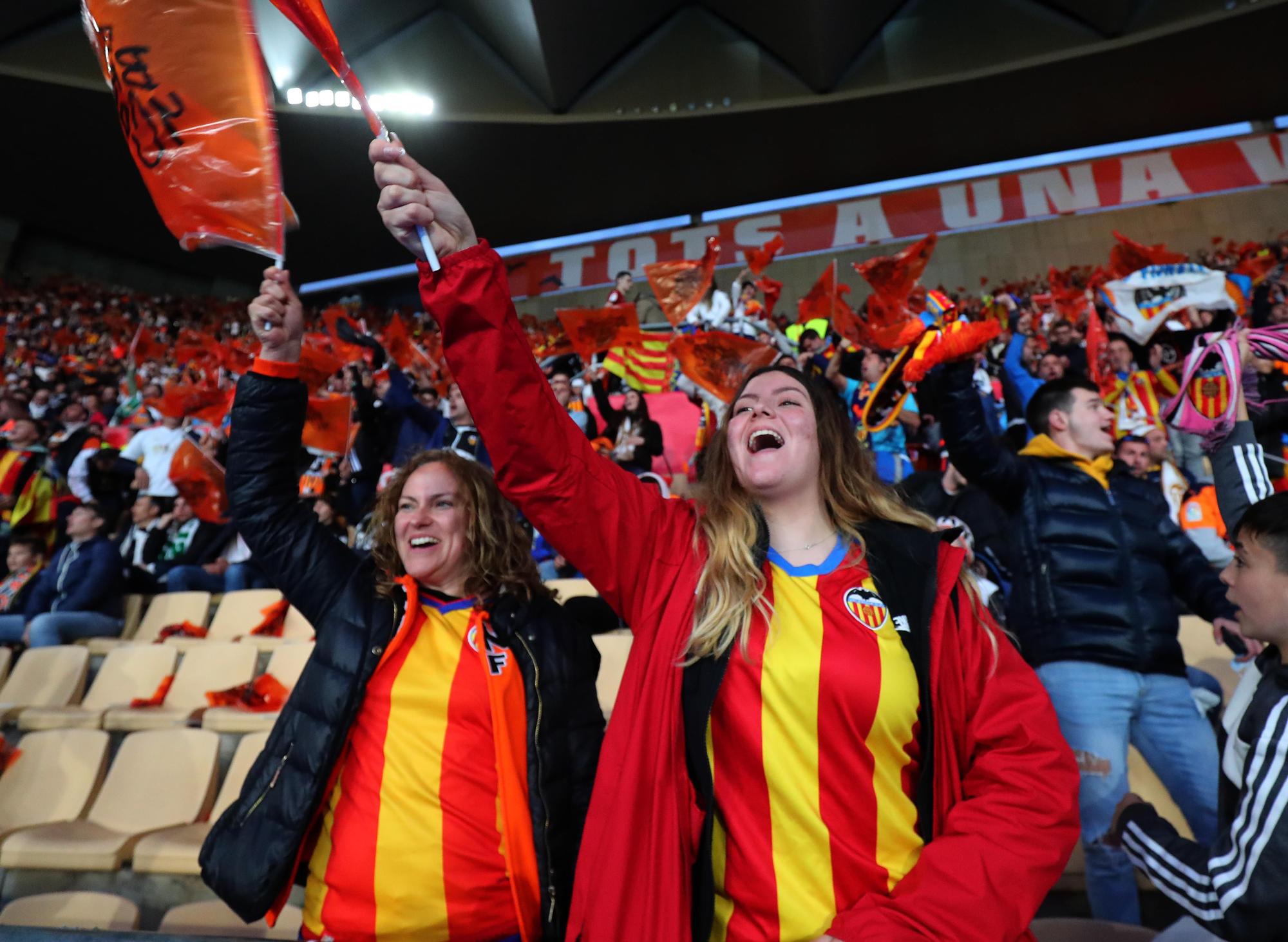 La afición valencianista llena de color el estadio de La cartuja