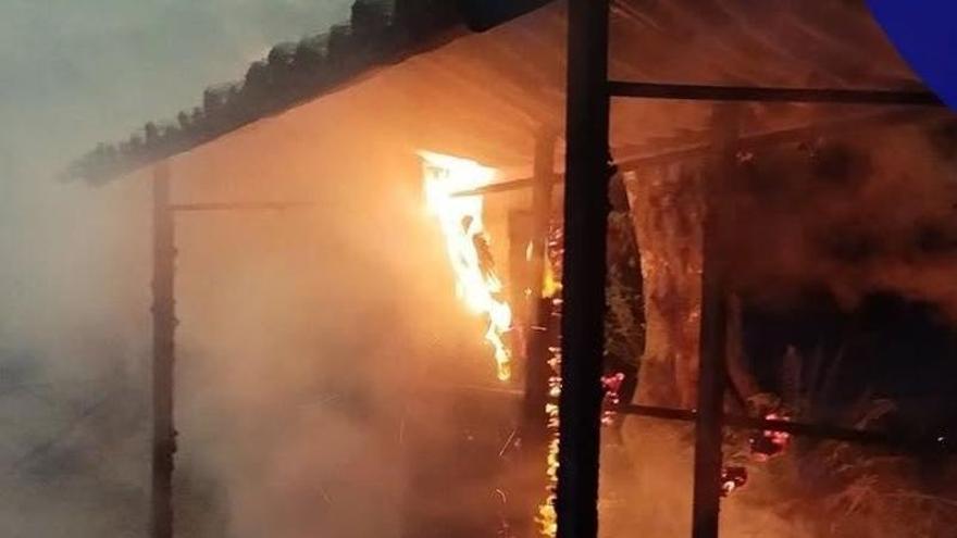 Prenden fuego a contenedores en varias zonas de Redondela durante la madrugada