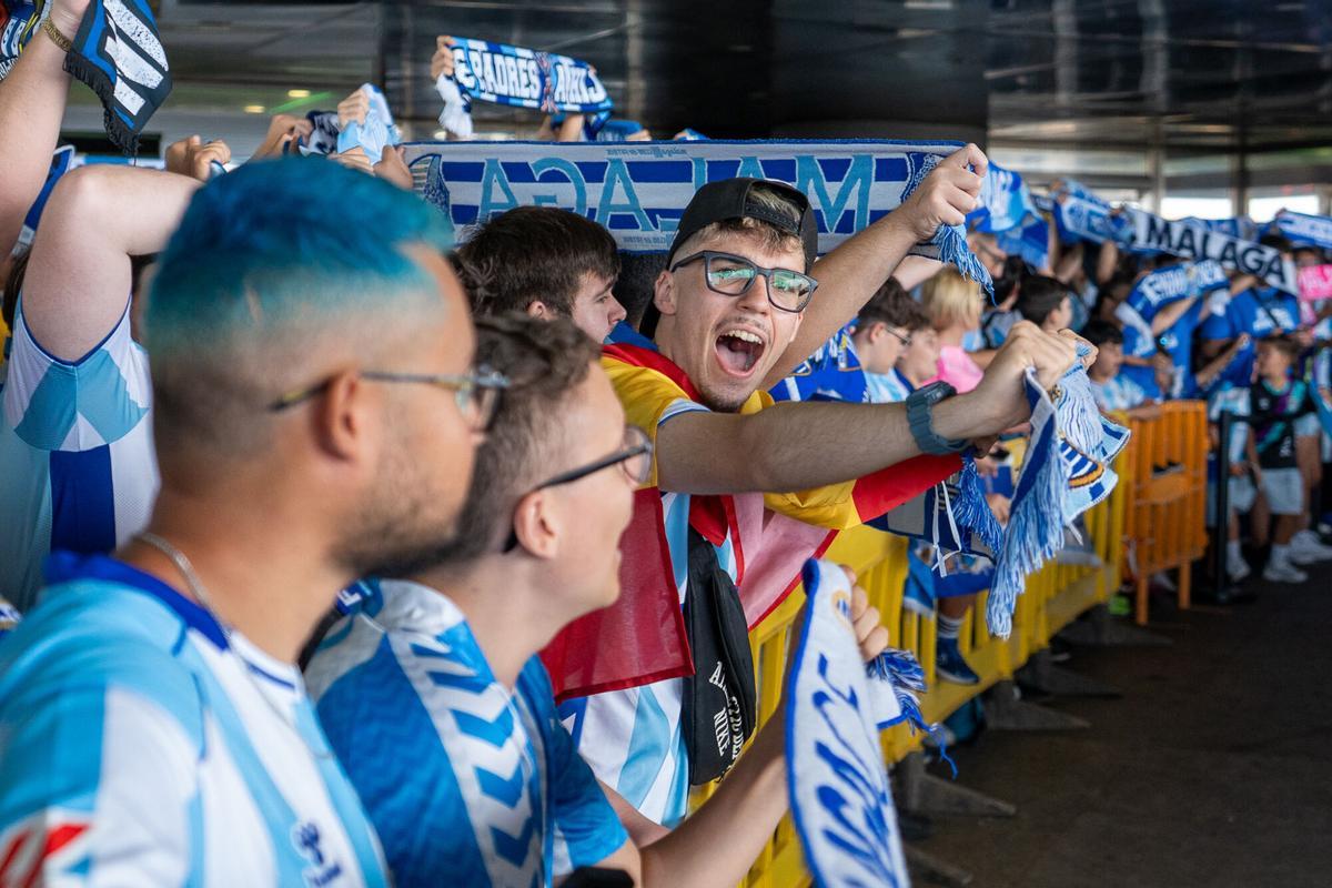 Despedida al Málaga CF en el aeropuerto antes de enfrentarse a la UD Las Palmas en el primer partido del play off de ascenso a la Primera División Despedida al Málaga CF en el aeropuerto antes de enfrentarse a la UD Las Palmas en el primer partido del play off de ascenso a la Primera División