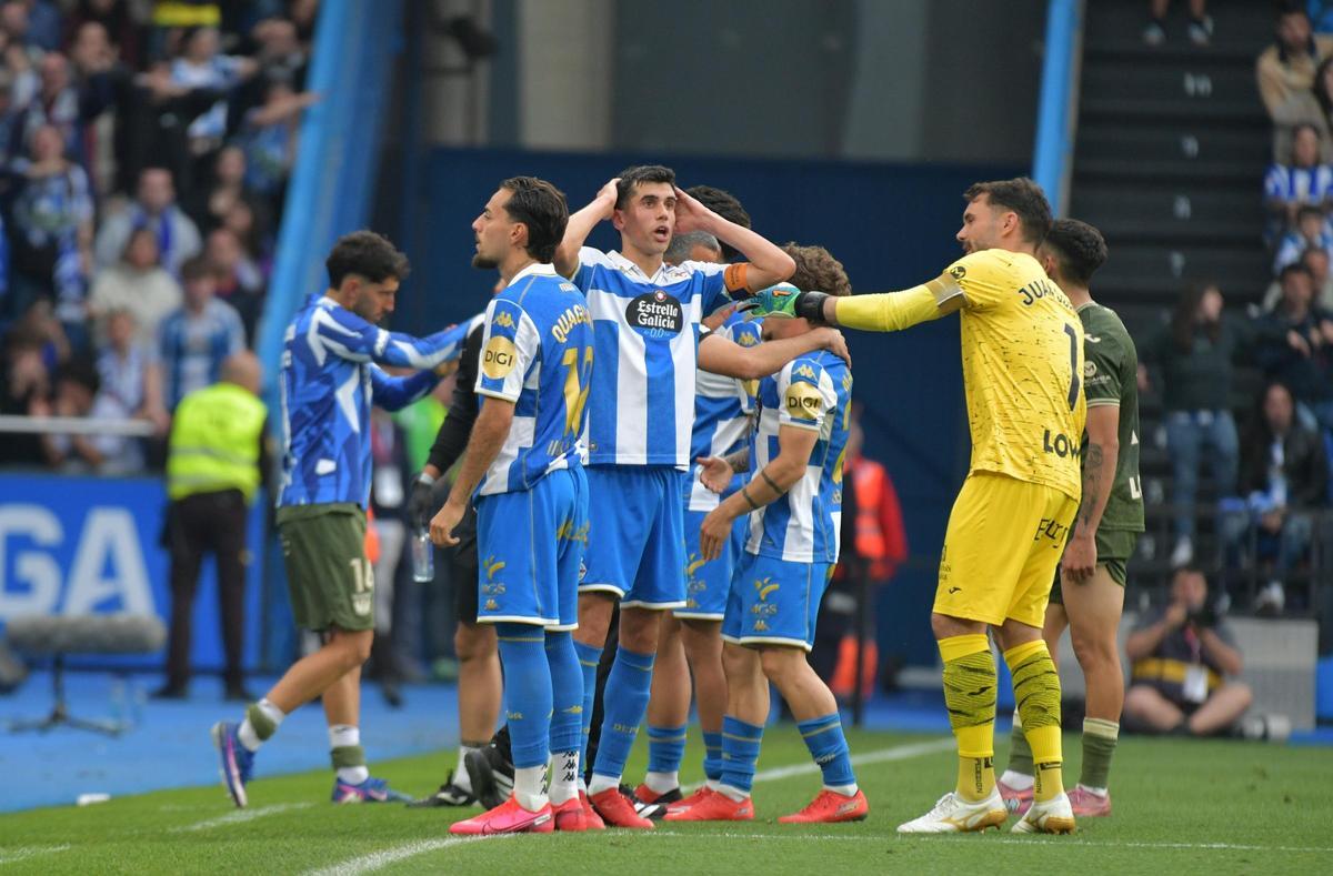 Diego VIllares se lleva las manos a la cabeza mientras el colegiado revisa la acción