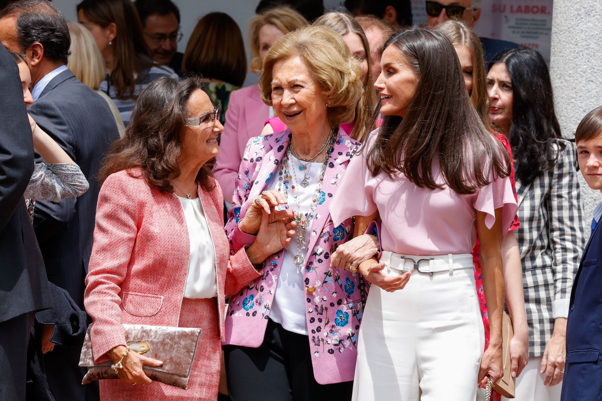 La reina Letizia, la reina Sofía y Paloma Rocasolano en la confirmación de Sofía