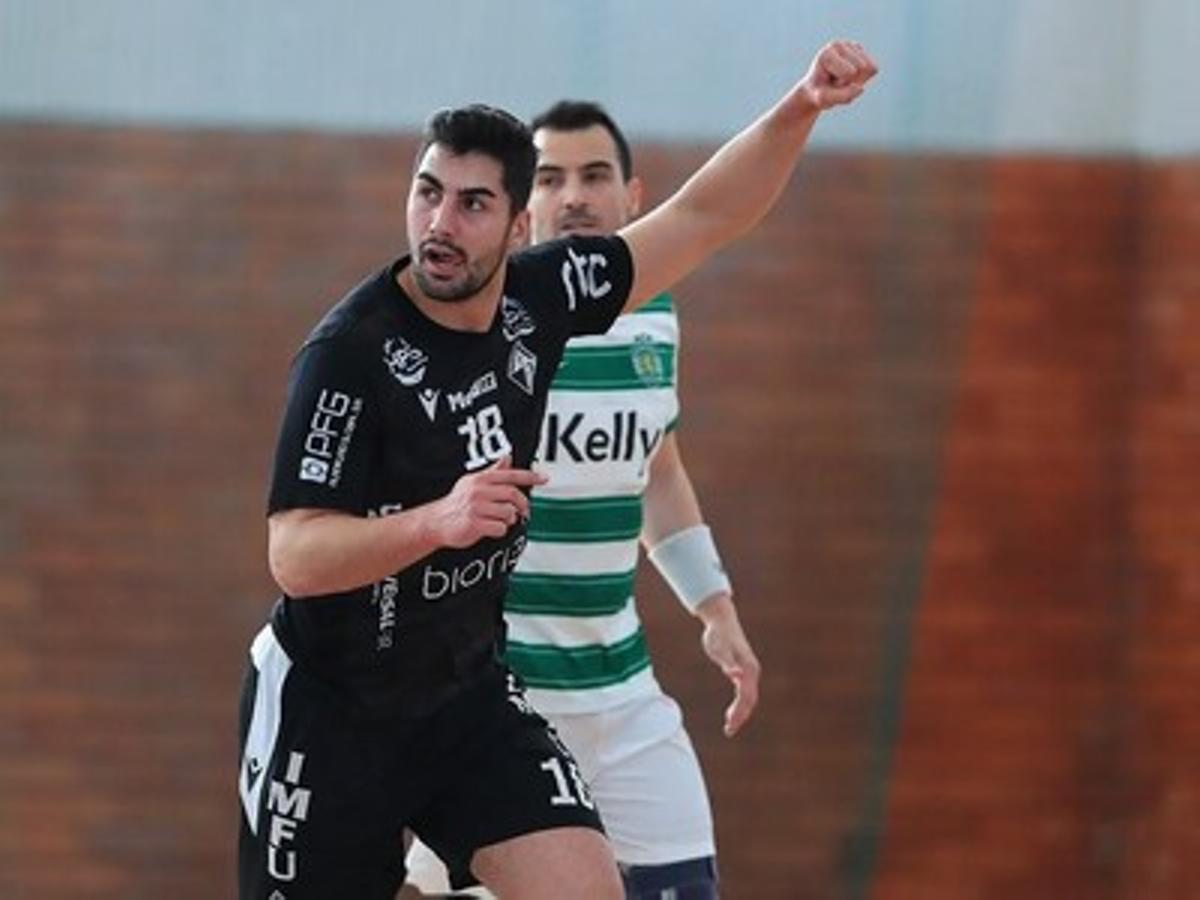 Daniel Vieira, durante un encuentro de balonmano con el Artística de Avanca.