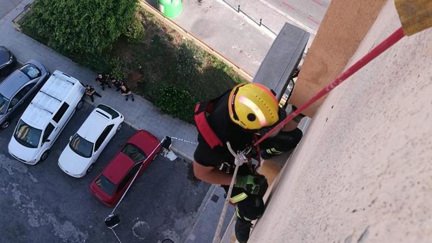 Se desprenden varios cascotes de una cornisa de la calle Holanda de Benidorm