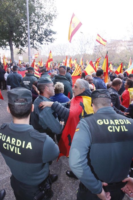 400 persones es manifesten a Girona en favor de la unitat d''Espanya i en contra del Govern destituït