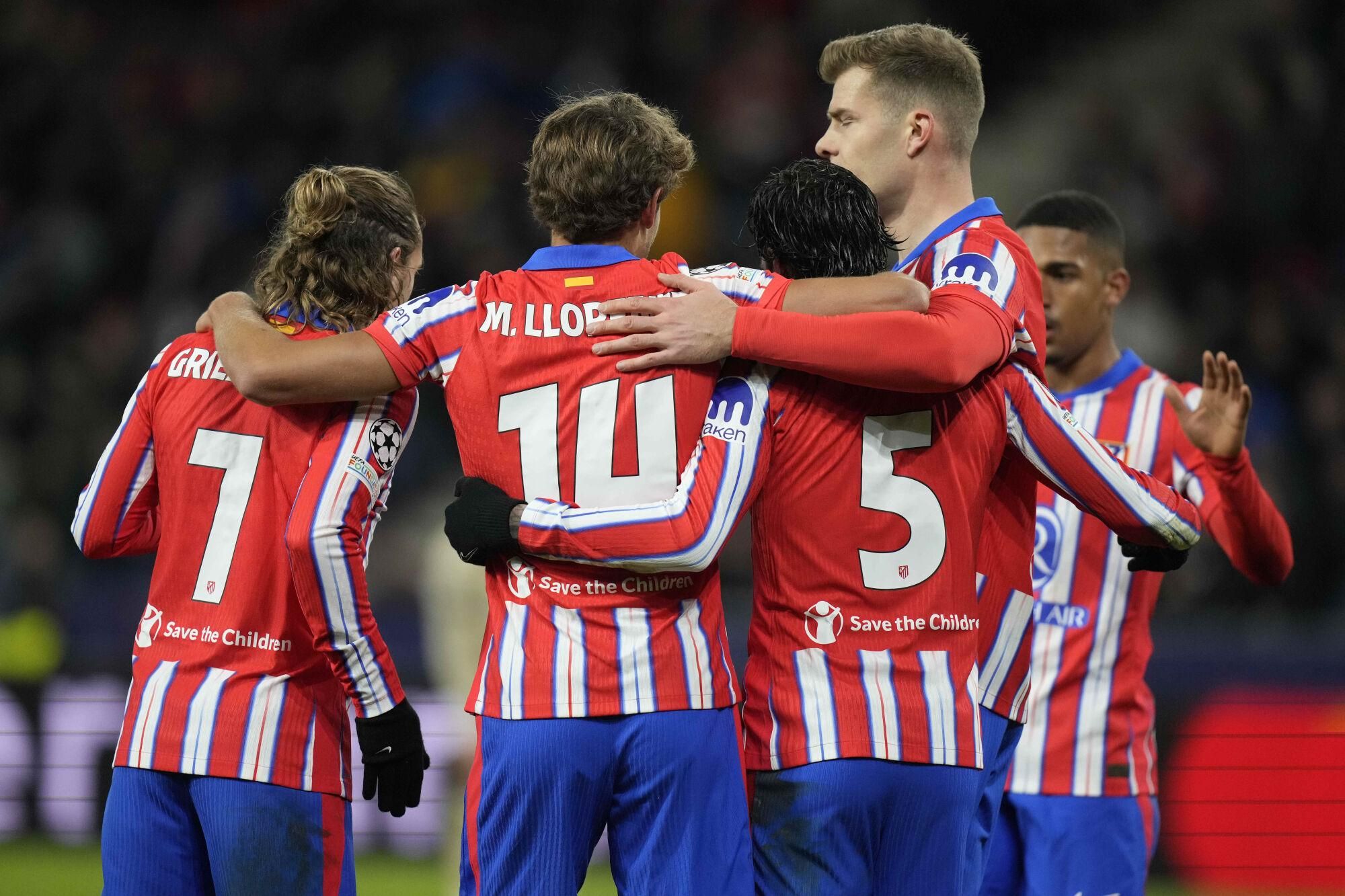 Atletico Madrid's Marcos Llorente celebrates with teammates after scoring his side's 4th goal during the Champions League opening phase soccer match between FC Salzburg and Atletico Madrid at the Salzburg Arena in Salzburg, Austria, Wednesday, Jan. 29, 2025. (AP Photo/Matthias Schrader). EDITORIAL USE ONLY / ONLY ITALY AND SPAIN