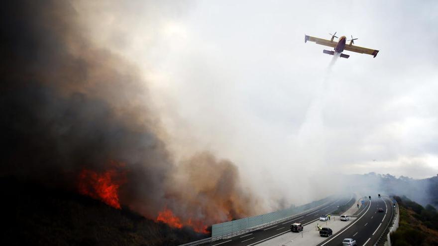 Un avión trata de apagar el fuego junto a la AP-7, a la altura de Calahonda (Mijas), en el gran incendio de la Costa del Sol que se inició el 31 de agosto de 2012.