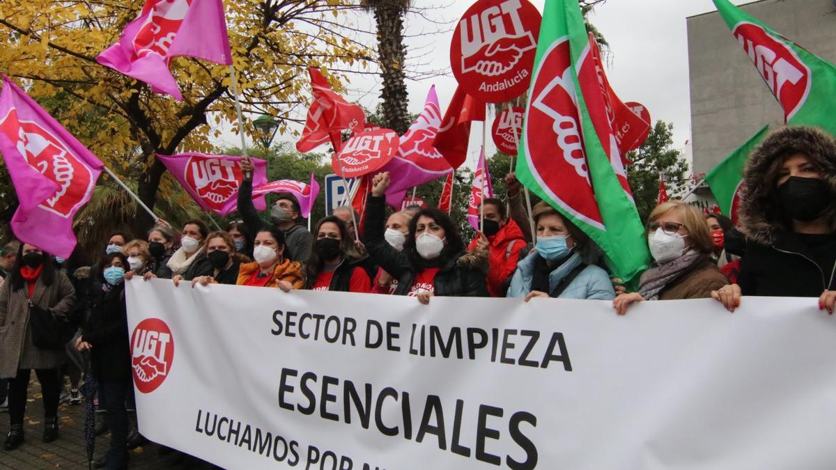 Concentración del sector de la limpieza y la UGT a las puertas de la Confederación de Empresarios de Córdoba (CECO)