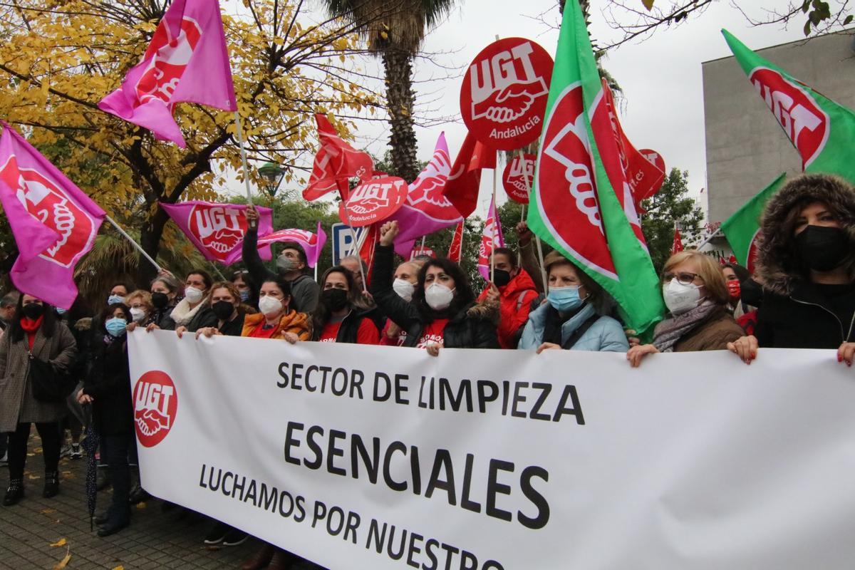 Concentración del sector de la limpieza y la UGT a las puertas de la Confederación de Empresarios de Córdoba (CECO)