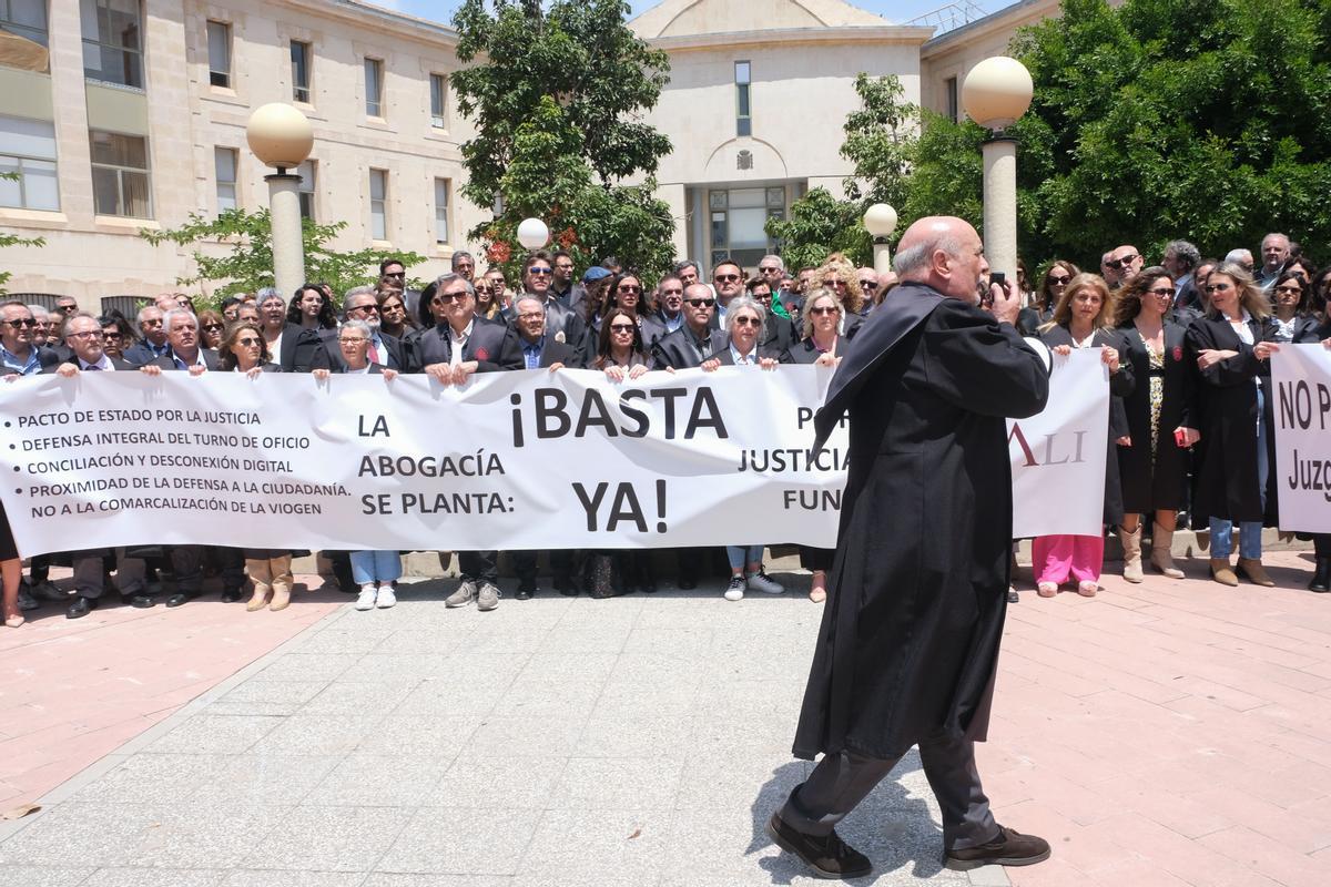 Un momento de la concentración de abogados en Alicante.