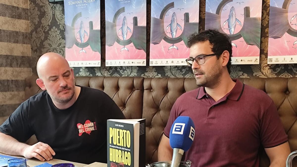 Miguel Barredo y Luis Roso durante la presentación del libro "Puerto Hurraco. El espectáculo del horror" en el Hotel Don Manuel