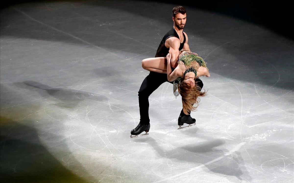 Gabriella Papadakis y Guillaume Cizeron durante la exhibición de gala en el campeonato mundial de patinaje artístico en Saitama Japón.