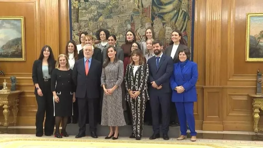 La Reina Letizia rescata su misterioso vestido de tweed en su cita con la moda española