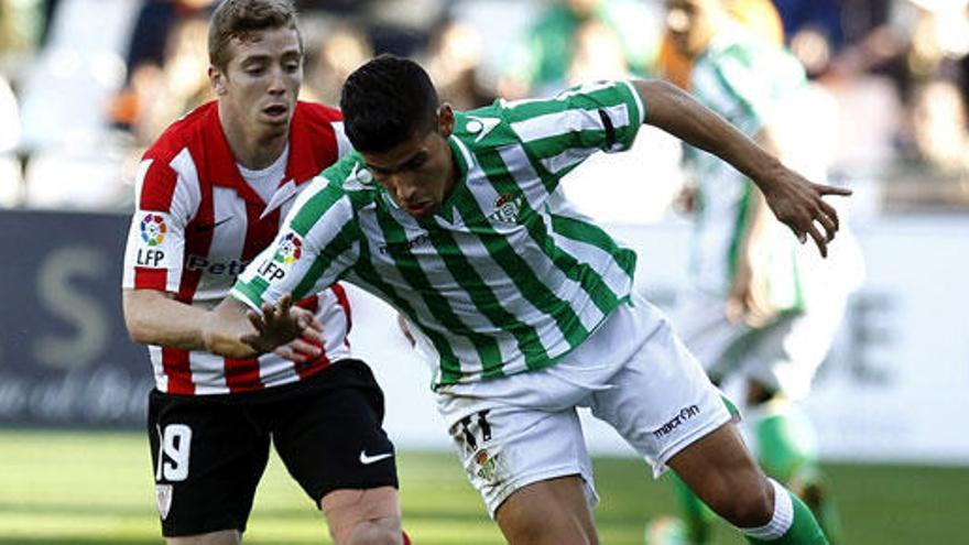 Juanfran (d) controla la pelota ante Iker Muniain (i).