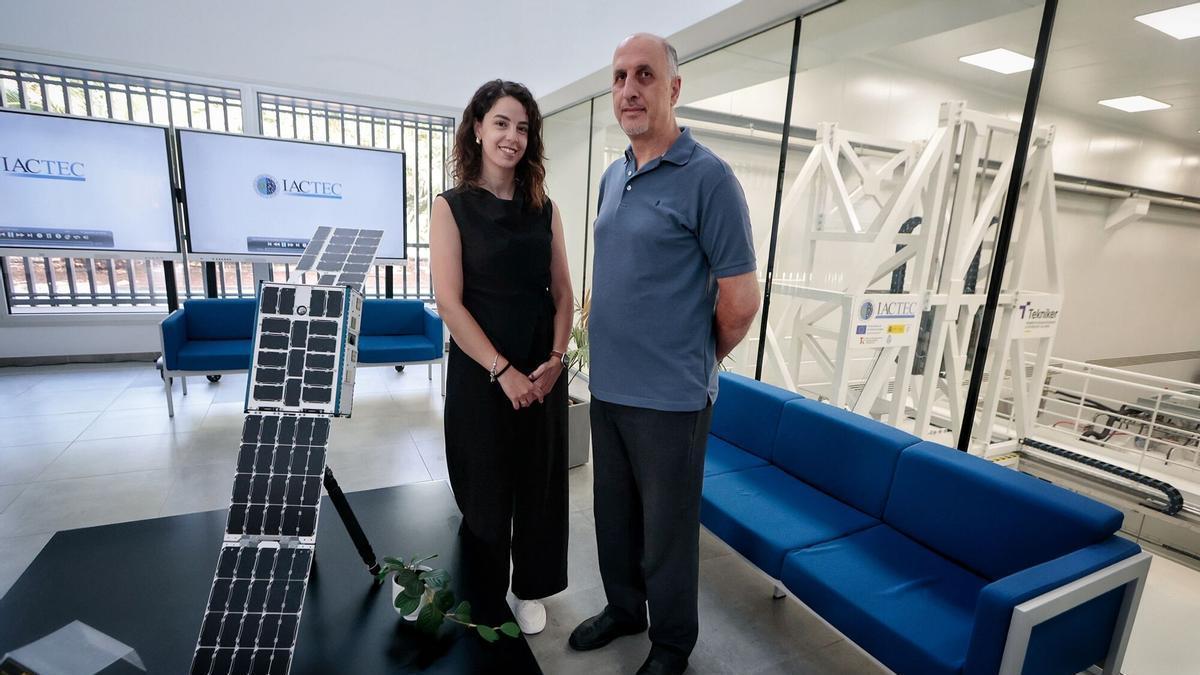La alumna, Mereal Lolas y el docente Michel Hanania en las instalaciones del IACTec