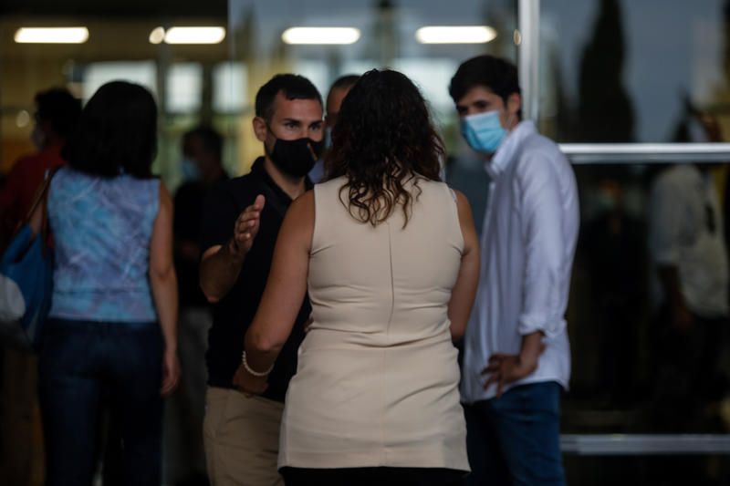 Compañeros y amigos de Ramón Vilar le despiden en el tanatorio de València