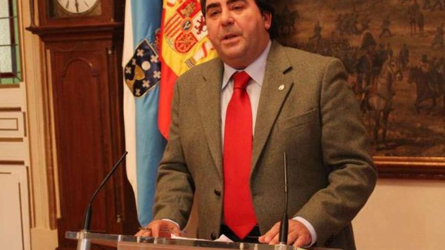 El alcalde, Carlos Negreira, ayer en la presentación del avance de los presupuestos de 2013. / pablo luaces