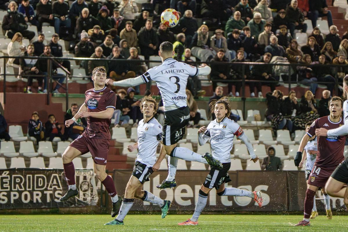 Javi Lancho, en el partido ante el Pontevedra. El central volverá al equipo ante el Cacereño.