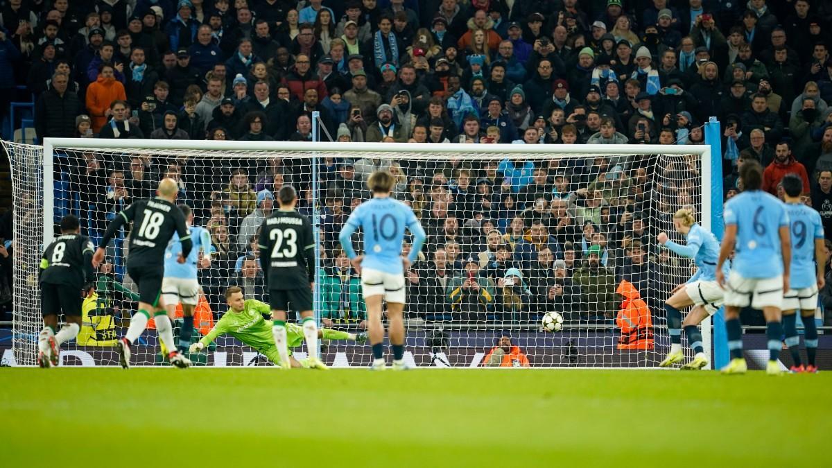 Erling Haaland anota el primer tanto de la noche ante el Feyenoord