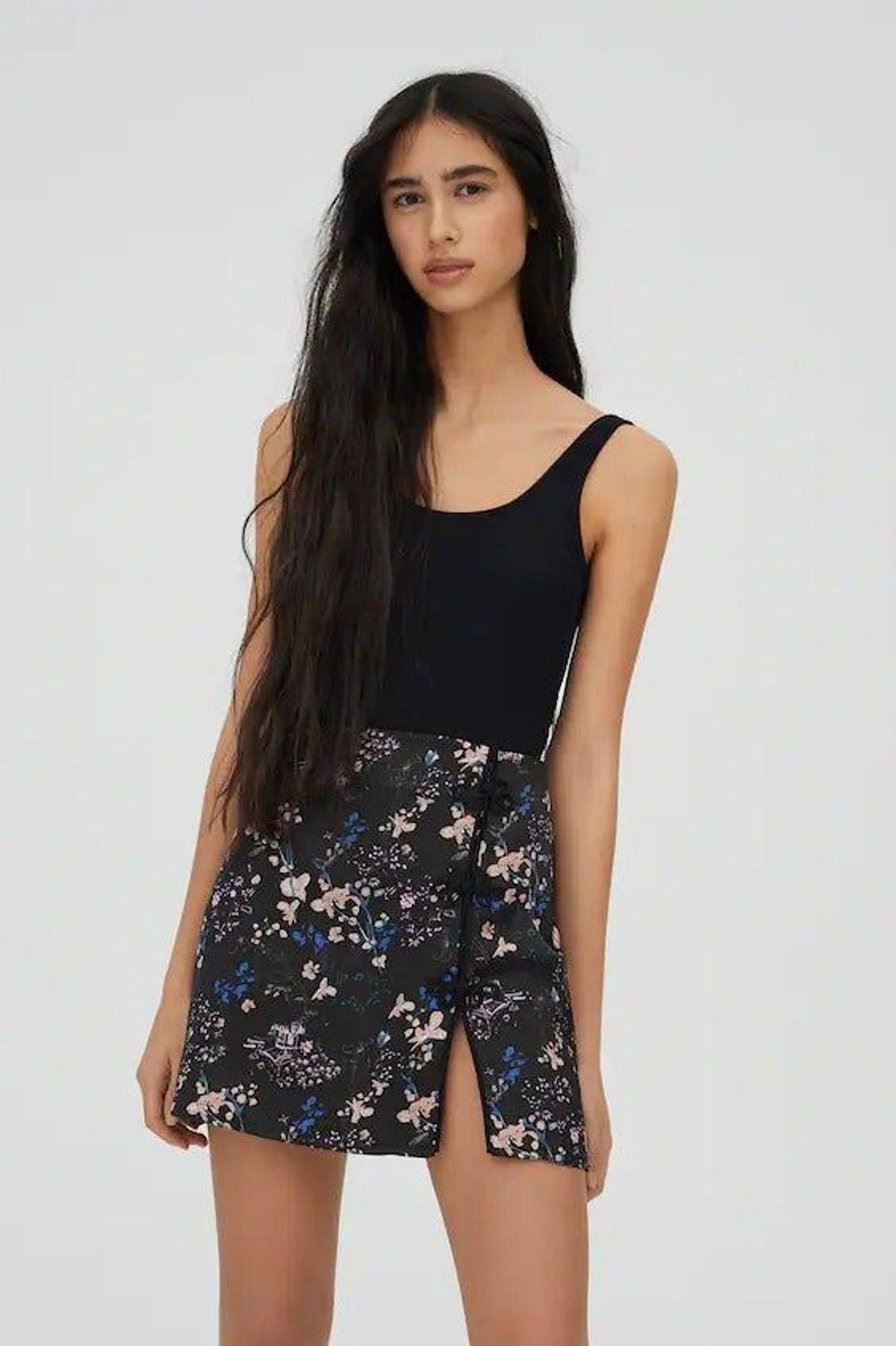 Minifalda de flores con abertura lateral, de Pull & Bear