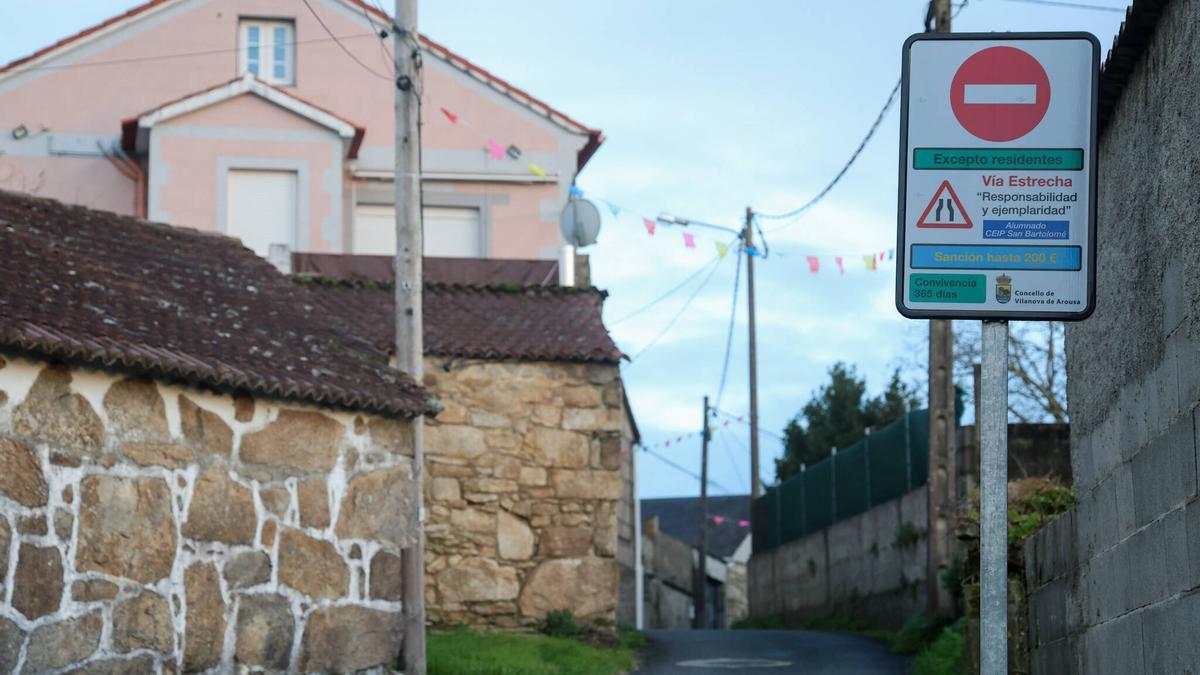 Señal instalada en una calle de San Miguel restringiendo el tráfico.