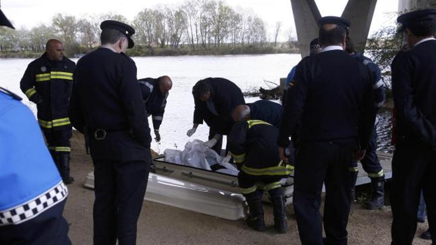 Rescate del cuerpo sin vida de la víctima cerca del Puente Nuevo.