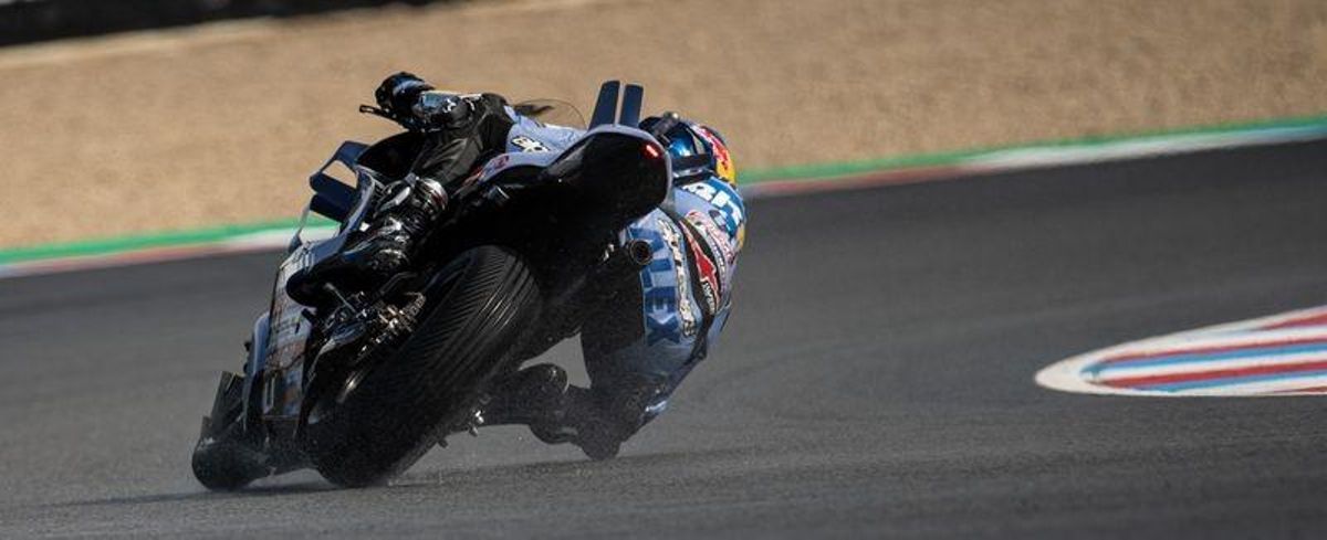 Àlex Márquez y su Ducati, trazando una de las curvas rápidas de derechas de Brno.
