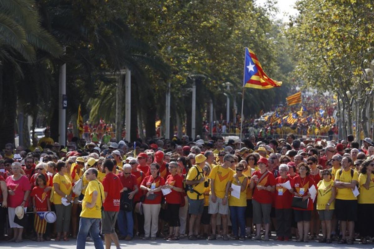 Els participants comencen a formar les franges de la senyera a la plaça de les Glòries, aquest dijous.