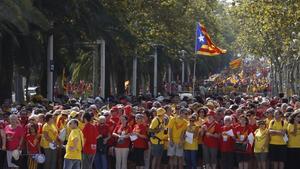 Los participantes empiezan a formar las franjas de la ’senyera’ en la plaza de Glòries.