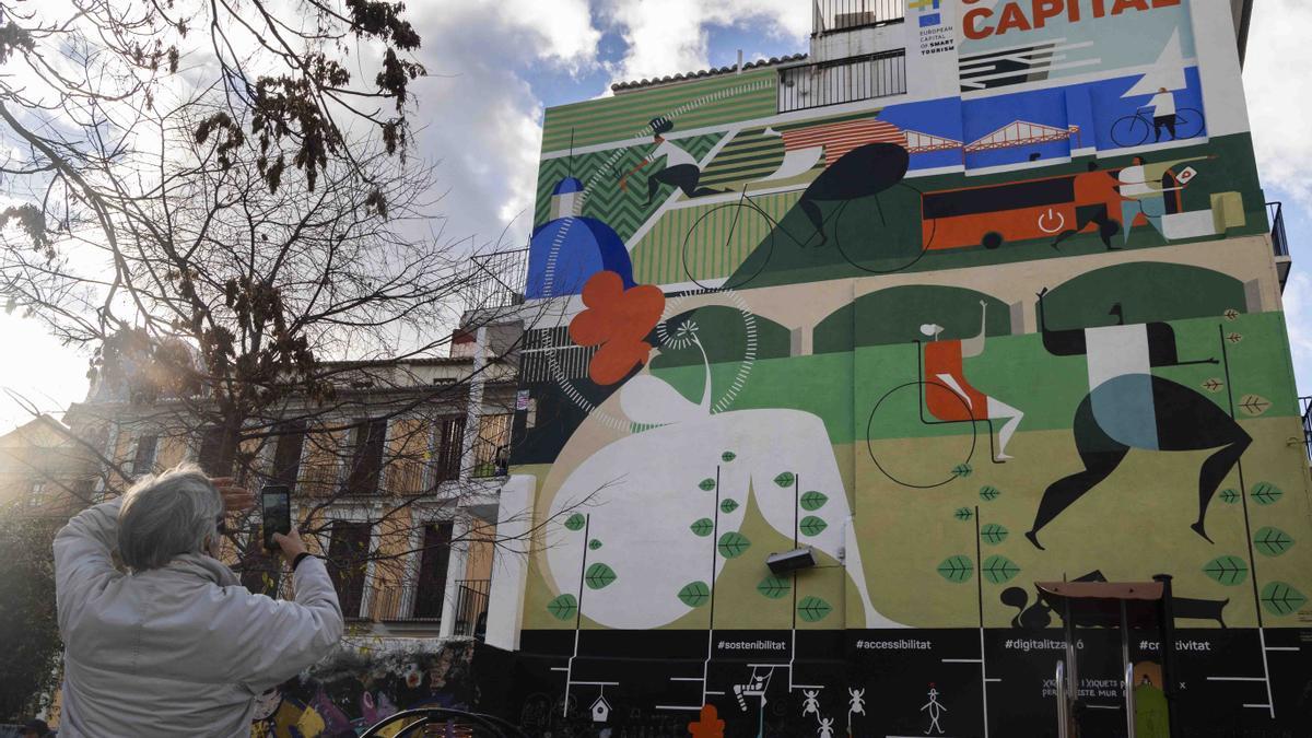 Así es el nuevo mural sobre València en la plaza Mossèn Sorell