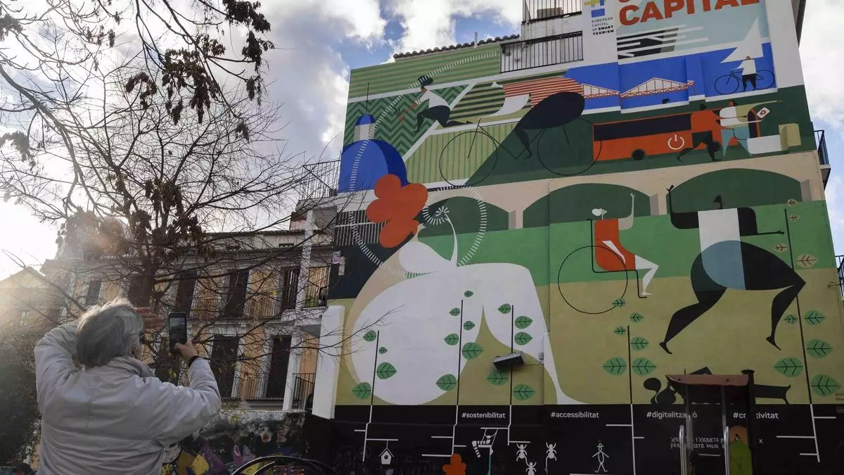 Renau estrena un mural de la capitalidad del Turismo Inteligente