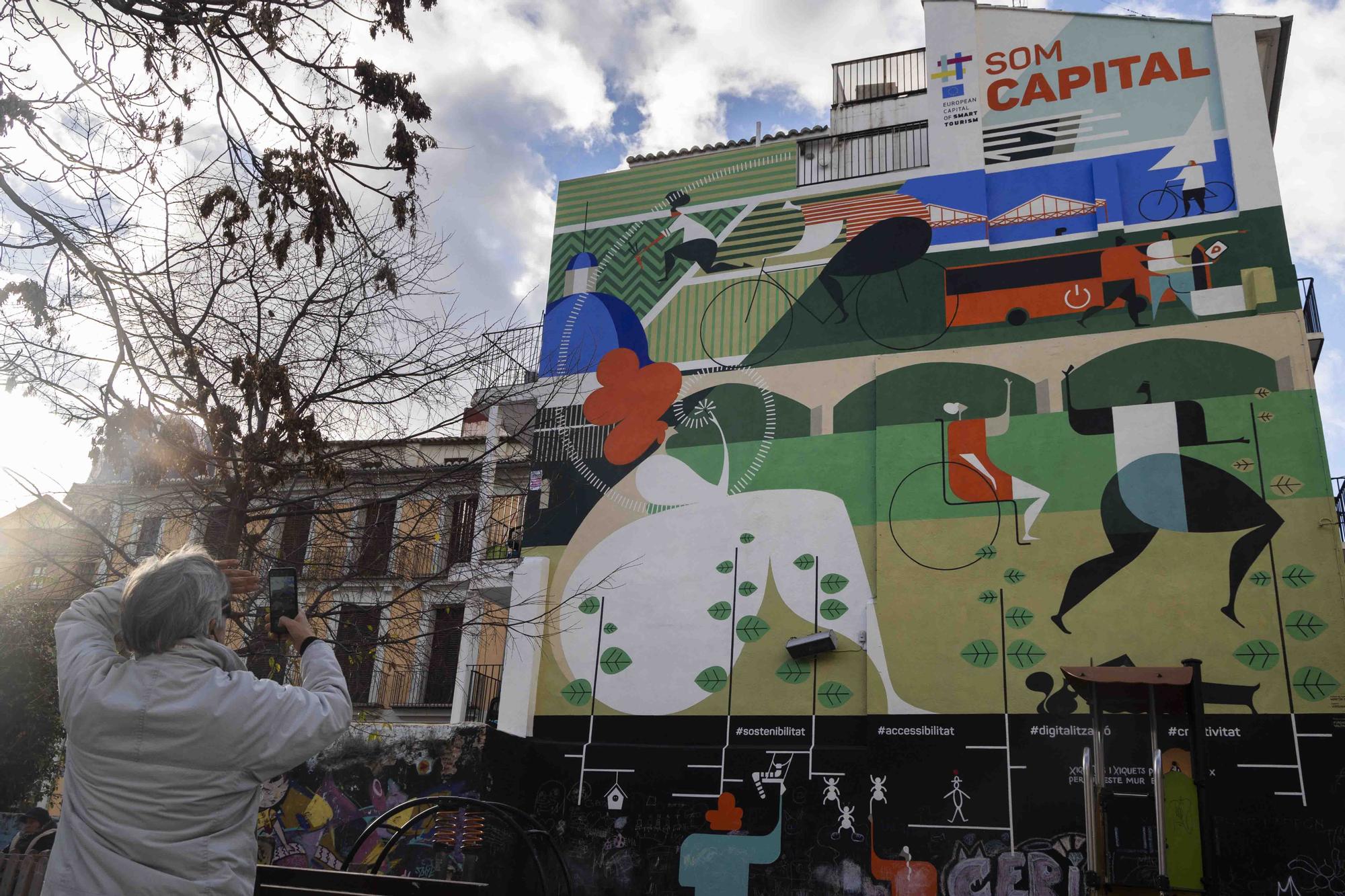 Así es el nuevo mural sobre València en la plaza Mossèn Sorell