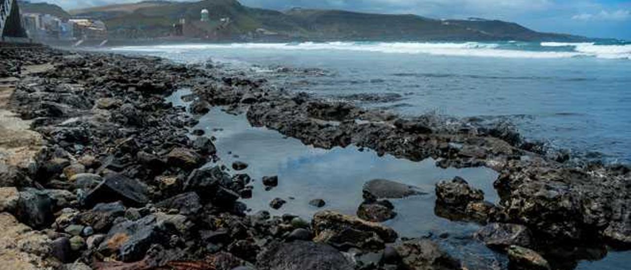 Imagen atípica de la playa de Las Canteras, sin arena y con las rocas al descubierto tras el temporal del pasado domingo, en la zona que está justo antes de la Cícer.