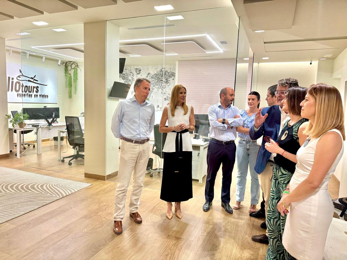 Imagen de archivo, la consejera de Empresa, Empleo y Economía Social, Marisa López Aragón, junto con el director del Info, Joaquín Gómez y el alcalde de Lorca, Fulgencio Gil, visita uno de los comercios del casco histórico de Lorca beneficiado en una de las convocatorias de ayudas.