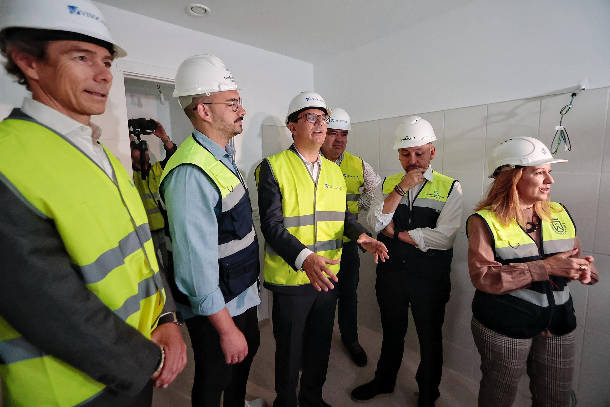 Visita al piso piloto de las 100 vivienda de Visocan en Santa Cruz de Tenerife