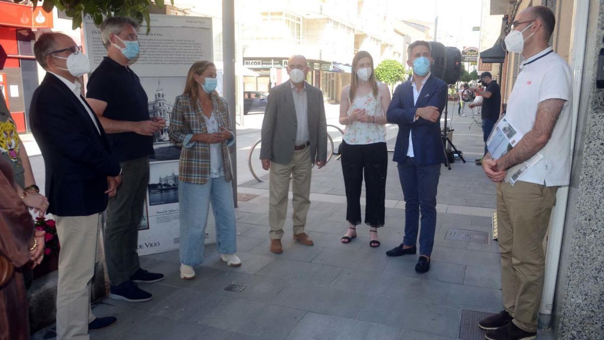 Francisco Meis (derecha) y representantes del Concello de O Grove, Diputación y FARO DE VIGO el día que se inauguró la exposición “Emilia Pardo Bazán en el país de las rías”, en julio.