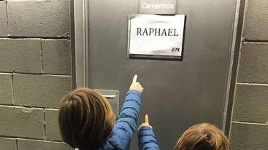 Dos de los nietos de Raphael.