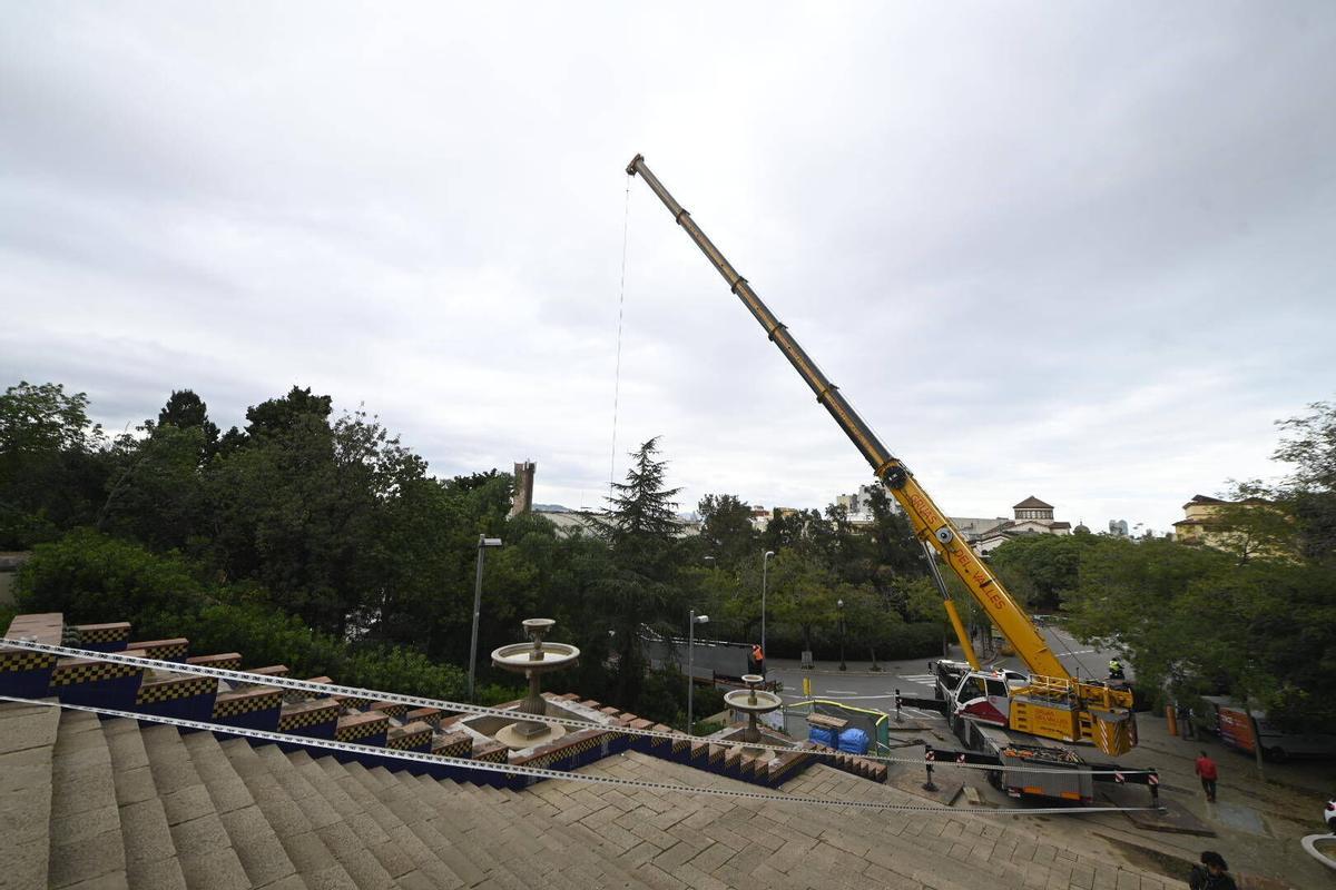 Desmontaje de escaleras mecánicas en los accesos de Montjuïc para su sustitución completa
