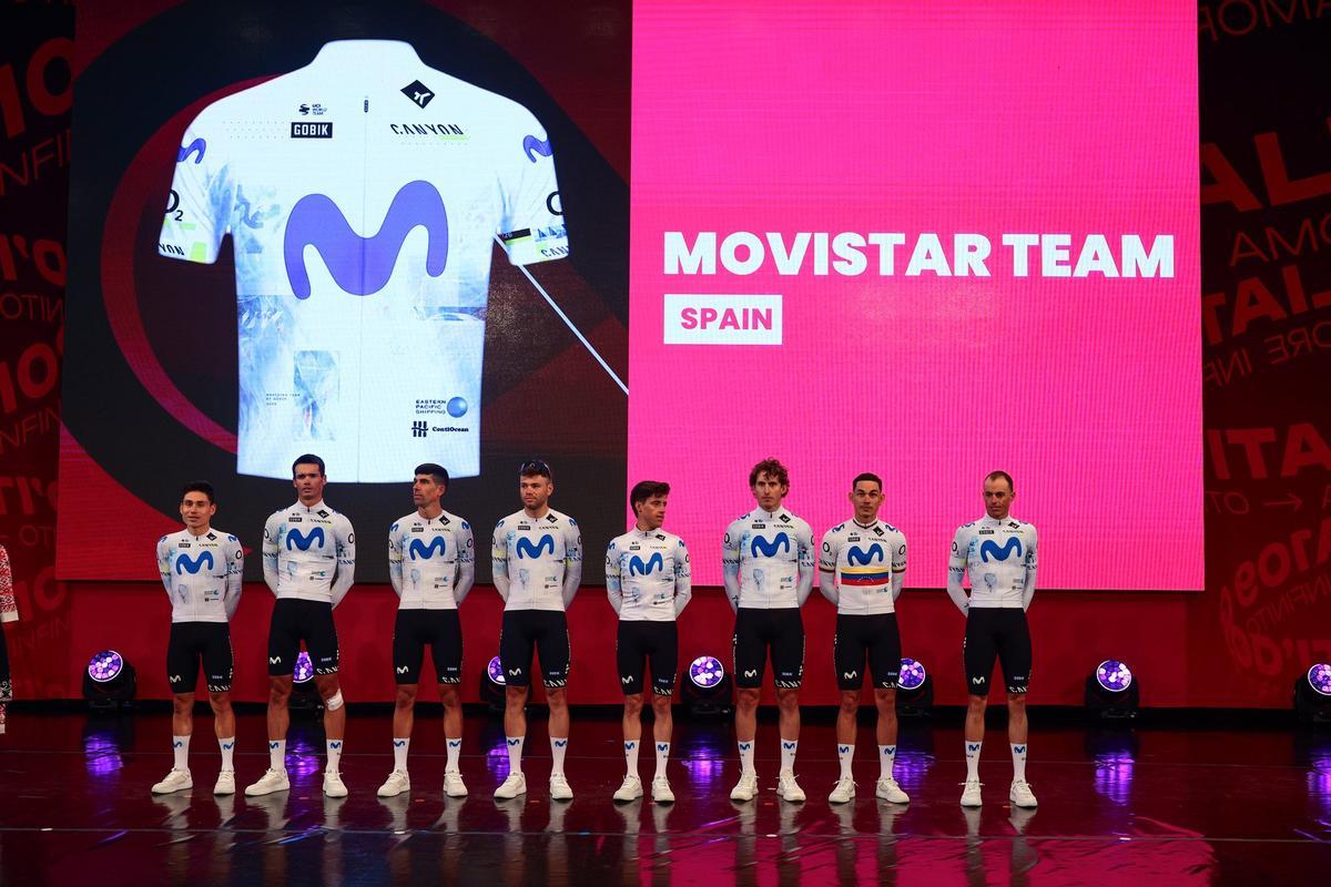 Enric Mas, a la derecha durante la presentación de los equipos del Giro.