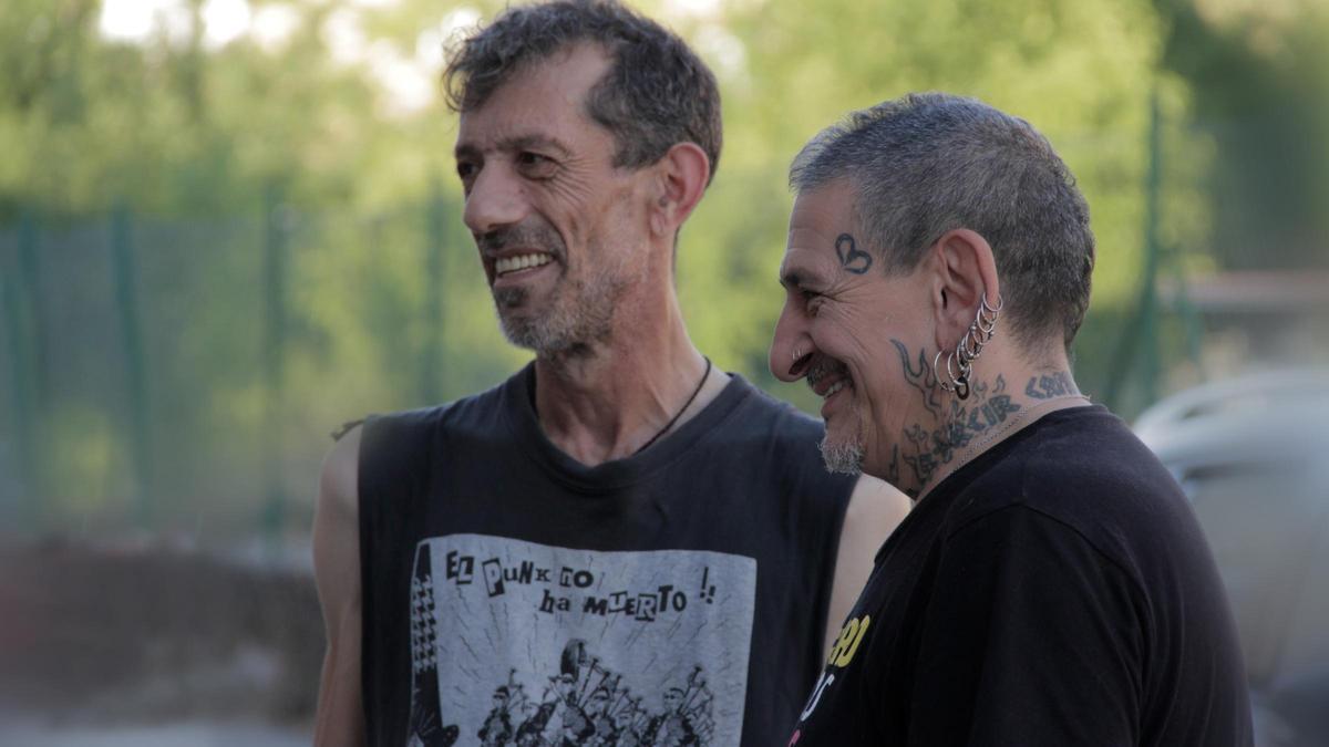 Manolo Kabezabolo y Evaristo Páramos en el rodaje del documental.